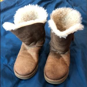 UGGs bailey button size 7
